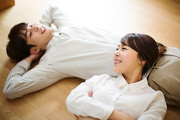 포토 JPG 라이프스타일 부부 커플 여자 남자 행복 여유 커플라이프 거실 신혼부부 모션 휴식 함께함 실내 사랑 미소 사람 동양인 상반신 20대 성인 두명 앞모습 눕기 팔짱 다정 한국인 팔베개 방바닥 청년만 성인만 국내포토 감정 뷰포인트 컨셉 관계 바닥 표정 인종 청년 내부 생활 신혼 파일형식