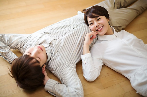 포토 JPG 라이프스타일 부부 커플 여자 남자 행복 여유 커플라이프 거실 신혼부부 모션 휴식 함께함 실내 사랑 미소 사람 동양인 상반신 20대 성인 두명 앞모습 눕기 다정 한국인 팔베개 방바닥 청년만 성인만 국내포토 감정 뷰포인트 컨셉 관계 바닥 표정 인종 청년 내부 생활 신혼 파일형식