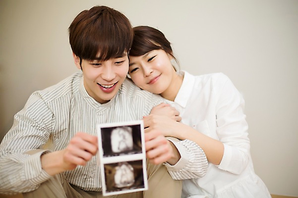 포토 JPG 라이프스타일 부부 커플 여자 남자 행복 여유 커플라이프 거실 신혼부부 모션 함께함 실내 사랑 미소 들기 사람 앉기 동양인 상반신 20대 성인 두명 앞모습 다정 임신 한국인 태아 초음파사진 청년만 성인만 국내포토 감정 뷰포인트 컨셉 관계 표정 인종 청년 내부 생활 신혼 파일형식