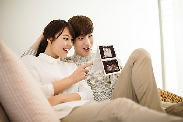 포토 JPG 라이프스타일 부부 커플 여자 남자 행복 여유 커플라이프 쿠션 거실 신혼부부 모션 함께함 실내 사랑 미소 들기 사람 앉기 동양인 손짓 상반신 20대 성인 두명 앞모습 소파 다정 임신 한국인 가리킴 태아 초음파사진 청년만 성인만 국내포토 감정 뷰포인트 컨셉 의자 관계 표정 인종 청년 내부 생활 신혼 파일형식