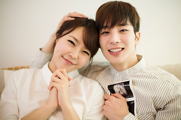 포토 JPG 라이프스타일 부부 커플 여자 남자 행복 여유 커플라이프 거실 신혼부부 모션 함께함 실내 사랑 미소 들기 사람 앉기 동양인 손짓 상반신 20대 성인 두명 앞모습 기댐 다정 임신 기쁨 한국인 태아 초음파사진 청년만 성인만 국내포토 감정 뷰포인트 컨셉 관계 표정 인종 청년 내부 생활 신혼 파일형식