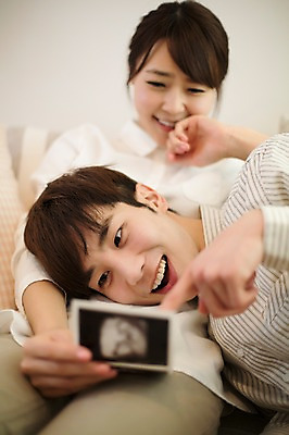 포토 JPG 라이프스타일 부부 커플 여자 남자 행복 여유 커플라이프 거실 신혼부부 모션 함께함 실내 사랑 미소 들기 사람 앉기 동양인 손짓 상반신 20대 성인 두명 앞모습 소파 눕기 다정 임신 기쁨 한국인 가리킴 태아 초음파사진 청년만 성인만 국내포토 감정 뷰포인트 컨셉 의자 관계 표정 인종 청년 내부 생활 신혼 파일형식