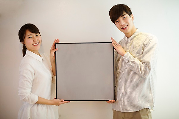 포토 JPG 라이프스타일 부부 커플 여자 남자 행복 여유 벽 커플라이프 액자 거실 신혼부부 모션 함께함 실내 사랑 서기 미소 들기 사람 동양인 손짓 상반신 20대 성인 두명 옆모습 다정 한국인 청년만 성인만 국내포토 감정 뷰포인트 컨셉 관계 표정 인종 청년 내부 생활 신혼 파일형식