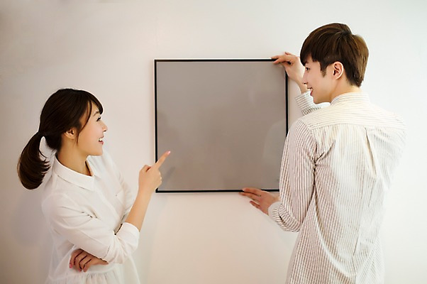 포토 JPG 라이프스타일 부부 커플 여자 남자 행복 여유 벽 커플라이프 액자 거실 신혼부부 모션 함께함 실내 사랑 서기 미소 들기 사람 동양인 손짓 상반신 20대 성인 두명 옆모습 뒷모습 다정 한국인 가리킴 청년만 성인만 국내포토 감정 뷰포인트 컨셉 관계 표정 인종 청년 내부 생활 신혼 파일형식