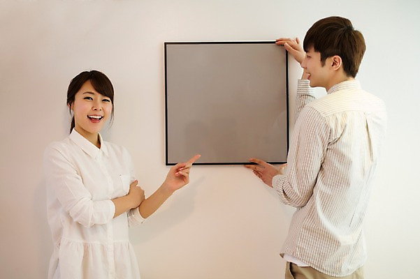 포토 JPG 라이프스타일 손 부부 커플 여자 남자 행복 여유 커플라이프 액자 거실 신혼부부 모션 함께함 실내 사랑 서기 미소 사람 동양인 손짓 상반신 20대 성인 두명 앞모습 옆모습 신체부위 다정 한국인 가리킴 청년만 성인만 국내포토 감정 뷰포인트 컨셉 관계 표정 인종 청년 내부 생활 신혼 파일형식