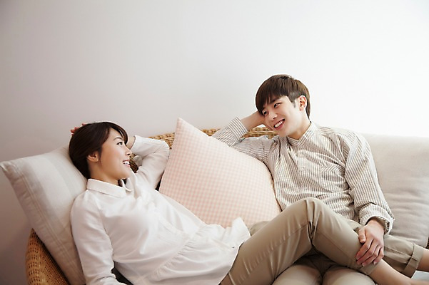 포토 JPG 라이프스타일 부부 커플 여자 남자 행복 여유 커플라이프 거실 신혼부부 모션 휴식 함께함 실내 대화 사랑 사람 앉기 동양인 상반신 20대 성인 두명 앞모습 옆모습 소파 다정 한국인 청년만 성인만 국내포토 감정 뷰포인트 컨셉 의자 관계 말하기 인종 청년 내부 생활 신혼 파일형식