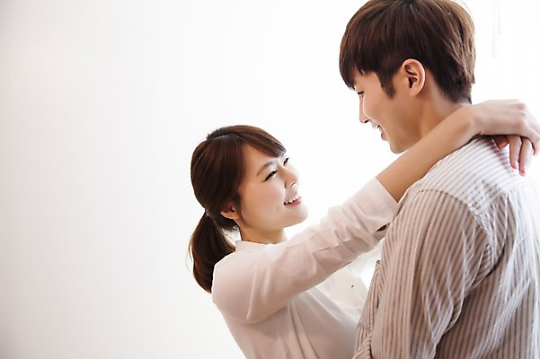 포토 JPG 라이프스타일 부부 커플 여자 남자 행복 여유 커플라이프 거실 신혼부부 안기 모션 함께함 실내 사랑 서기 미소 사람 동양인 손짓 상반신 20대 성인 두명 옆모습 마주보기 다정 한국인 창가 청년만 성인만 국내포토 감정 뷰포인트 컨셉 창문 관계 표정 인종 청년 내부 생활 신혼 파일형식