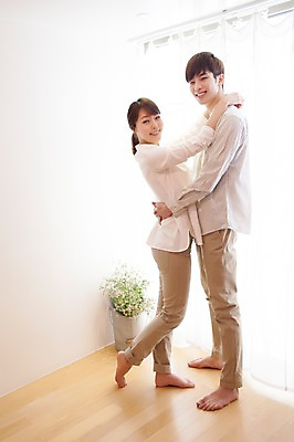 포토 JPG 전신 라이프스타일 부부 커플 여자 남자 행복 화분 여유 커플라이프 거실 신혼부부 안기 모션 함께함 실내 사랑 서기 미소 사람 동양인 20대 성인 두명 옆모습 마주보기 다정 한국인 창가 청년만 성인만 국내포토 감정 뷰포인트 컨셉 창문 관계 표정 인종 청년 내부 생활 신혼 파일형식