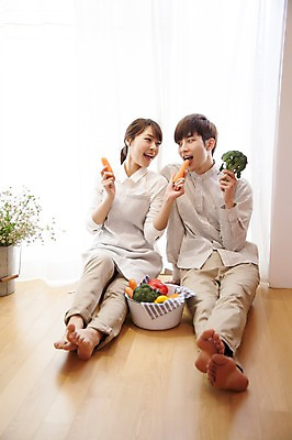 포토 JPG 전신 라이프스타일 부부 커플 여자 남자 행복 여유 커플라이프 거실 채소 신혼부부 모션 피망 휴식 파프리카 함께함 실내 사랑 미소 들기 사람 앉기 동양인 20대 성인 두명 앞모습 바구니 다정 당근 한국인 브로콜리 먹기 창가 청년만 성인만 국내포토 감정 뷰포인트 컨셉 창문 관계 뿌리채소 표정 인종 청년 내부 생활 신혼 파일형식