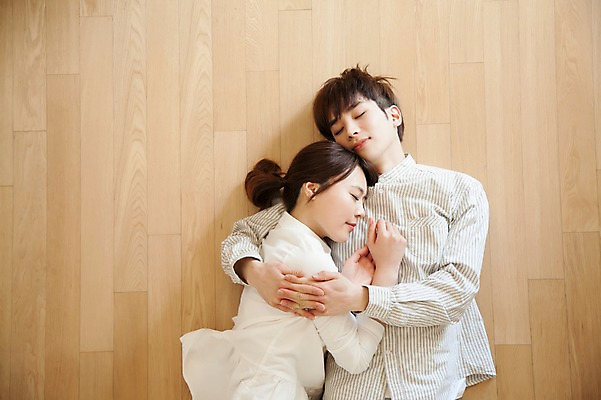 포토 JPG 라이프스타일 부부 커플 여자 남자 행복 여유 커플라이프 거실 신혼부부 안기 모션 휴식 바닥 함께함 실내 사랑 사람 동양인 상반신 20대 성인 두명 앞모습 옆모습 눕기 눈감음 다정 한국인 잠 청년만 성인만 국내포토 감정 뷰포인트 컨셉 관계 인종 청년 내부 생활 신혼 파일형식