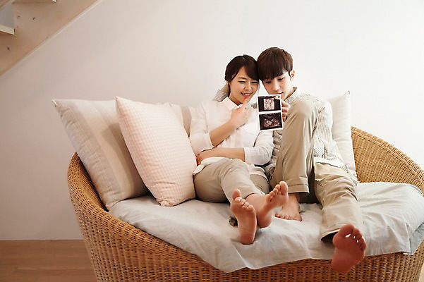 포토 JPG 전신 라이프스타일 부부 커플 여자 남자 행복 여유 커플라이프 쿠션 거실 신혼부부 모션 함께함 실내 사랑 미소 들기 사람 앉기 동양인 20대 성인 두명 앞모습 소파 다정 임신 한국인 태아 초음파사진 청년만 성인만 국내포토 감정 뷰포인트 컨셉 의자 관계 표정 인종 청년 내부 생활 신혼 파일형식