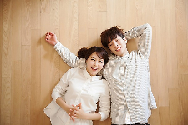 포토 JPG 라이프스타일 부부 커플 여자 남자 행복 여유 커플라이프 거실 신혼부부 모션 휴식 바닥 함께함 실내 사랑 미소 사람 동양인 상반신 20대 성인 두명 앞모습 눕기 눈감음 다정 한국인 팔베개 청년만 성인만 국내포토 감정 뷰포인트 컨셉 관계 표정 인종 청년 내부 생활 신혼 파일형식