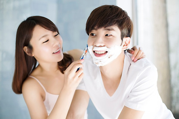 포토 JPG 라이프스타일 부부 커플 여자 남자 행복 여유 커플라이프 신혼부부 모션 함께함 실내 서기 미소 들기 사람 동양인 상반신 20대 성인 두명 앞모습 다정 한국인 욕실 면도 면도기 면도크림 천진난만 청년만 성인만 국내포토 감정 뷰포인트 컨셉 관계 표정 인종 청년 내부 생활 위생용품 신혼 파일형식