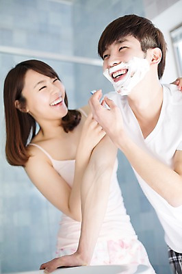 포토 JPG 라이프스타일 부부 커플 여자 남자 행복 여유 커플라이프 신혼부부 모션 함께함 실내 서기 미소 들기 사람 동양인 상반신 20대 성인 두명 앞모습 다정 한국인 욕실 면도 면도기 면도크림 천진난만 청년만 성인만 국내포토 감정 뷰포인트 컨셉 관계 표정 인종 청년 내부 생활 위생용품 신혼 파일형식