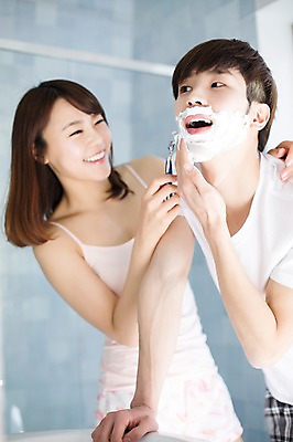 포토 JPG 라이프스타일 부부 커플 여자 남자 행복 여유 커플라이프 신혼부부 모션 함께함 실내 서기 미소 들기 사람 동양인 20대 성인 두명 앞모습 옆모습 다정 한국인 욕실 면도 면도기 면도크림 천진난만 청년만 성인만 국내포토 감정 뷰포인트 컨셉 관계 표정 인종 청년 내부 생활 위생용품 신혼 파일형식