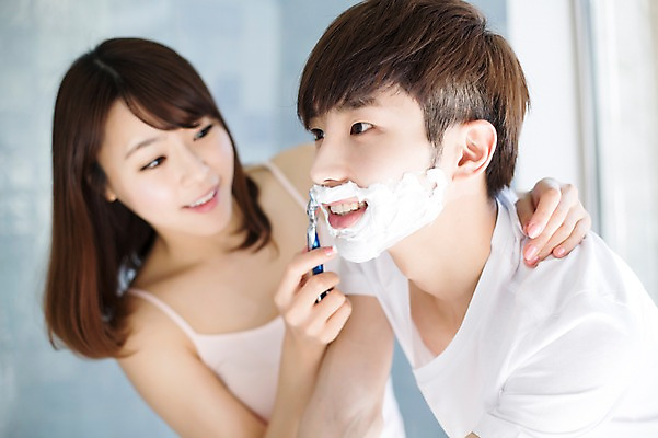 포토 JPG 라이프스타일 부부 커플 여자 남자 행복 여유 커플라이프 신혼부부 모션 함께함 실내 미소 들기 사람 동양인 상반신 20대 성인 두명 옆모습 다정 한국인 욕실 면도 면도기 면도크림 천진난만 청년만 성인만 국내포토 감정 뷰포인트 컨셉 관계 표정 인종 청년 내부 생활 위생용품 신혼 파일형식