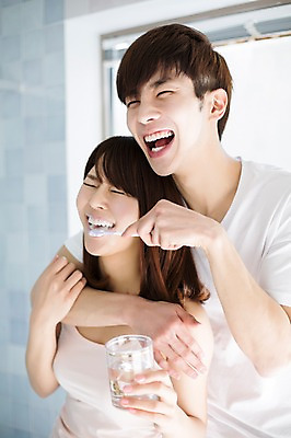 포토 JPG 라이프스타일 부부 커플 여자 남자 행복 여유 커플라이프 장난 신혼부부 모션 함께함 실내 서기 미소 들기 사람 동양인 상반신 20대 성인 두명 앞모습 컵 다정 한국인 욕실 양치 칫솔 천진난만 청년만 성인만 국내포토 식기 감정 뷰포인트 컨셉 관계 표정 인종 청년 내부 생활 위생용품 청결 신혼 파일형식