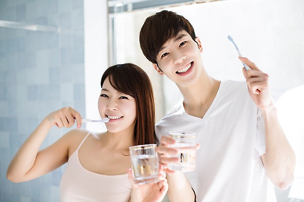 포토 JPG 라이프스타일 부부 커플 여자 남자 행복 여유 커플라이프 신혼부부 모션 함께함 실내 서기 미소 들기 사람 동양인 상반신 20대 성인 두명 앞모습 컵 다정 한국인 욕실 양치 칫솔 천진난만 청년만 성인만 국내포토 식기 감정 뷰포인트 컨셉 관계 표정 인종 청년 내부 생활 위생용품 청결 신혼 파일형식