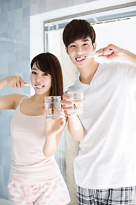 포토 JPG 라이프스타일 부부 커플 여자 남자 행복 여유 커플라이프 신혼부부 모션 함께함 실내 서기 미소 들기 사람 동양인 상반신 20대 성인 두명 앞모습 컵 다정 한국인 욕실 양치 칫솔 천진난만 청년만 성인만 국내포토 식기 감정 뷰포인트 컨셉 관계 표정 인종 청년 내부 생활 위생용품 청결 신혼 파일형식