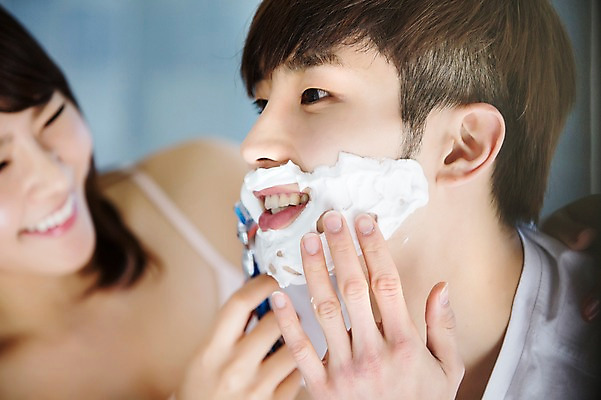 포토 JPG 라이프스타일 부부 커플 여자 남자 행복 여유 커플라이프 신혼부부 모션 함께함 실내 서기 미소 들기 사람 동양인 손짓 상반신 20대 성인 두명 앞모습 다정 한국인 욕실 면도 면도기 면도크림 천진난만 청년만 성인만 국내포토 감정 뷰포인트 컨셉 관계 표정 인종 청년 내부 생활 위생용품 신혼 파일형식