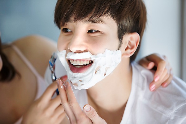 포토 JPG 라이프스타일 부부 커플 여자 남자 행복 여유 커플라이프 신혼부부 모션 함께함 실내 미소 사람 동양인 손짓 상반신 20대 성인 두명 앞모습 다정 한국인 욕실 면도 면도기 면도크림 천진난만 청년만 성인만 국내포토 감정 뷰포인트 컨셉 관계 표정 인종 청년 내부 생활 위생용품 신혼 파일형식