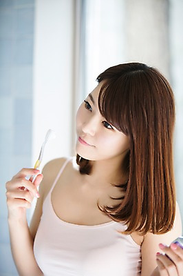 포토 JPG 우먼라이프 라이프스타일 여자 모션 실내 한명 서기 들기 사람 동양인 상반신 20대 성인 앞모습 한국인 욕실 양치 칫솔 치약 청년만 청년여자만 청년여자한명만 성인여자한명만 국내포토 1 뷰포인트 인종 청년 내부 생활 위생용품 청결 여자만 여자한명만 성인여자만 성인만 파일형식