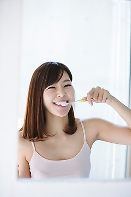 포토 JPG 우먼라이프 라이프스타일 여자 모션 실내 한명 서기 미소 들기 사람 동양인 상반신 20대 성인 앞모습 거울 한국인 욕실 양치 칫솔 청년만 청년여자만 청년여자한명만 성인여자한명만 국내포토 1 뷰포인트 표정 인종 청년 내부 생활 위생용품 청결 여자만 여자한명만 성인여자만 성인만 파일형식