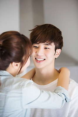 포토 JPG 라이프스타일 부부 커플 여자 남자 행복 여유 커플라이프 거실 신혼부부 안기 모션 휴식 함께함 실내 사랑 서기 미소 사람 동양인 상반신 20대 성인 두명 앞모습 뒷모습 손들기 마주보기 다정 한국인 청년만 성인만 국내포토 감정 뷰포인트 컨셉 관계 표정 인종 청년 내부 생활 신혼 파일형식