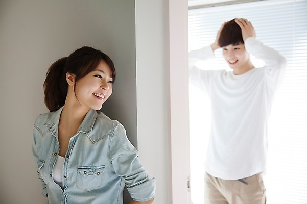 포토 JPG 라이프스타일 부부 커플 여자 남자 행복 여유 커플라이프 거실 장난 신혼부부 모션 함께함 실내 사랑 서기 미소 사람 동양인 상반신 20대 성인 두명 앞모습 다정 한국인 숨기 청년만 성인만 국내포토 감정 뷰포인트 컨셉 관계 표정 인종 청년 내부 생활 신혼 파일형식