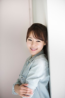 포토 JPG 우먼라이프 라이프스타일 여자 장난 모션 실내 한명 서기 미소 사람 동양인 상반신 20대 성인 옆모습 팔짱 한국인 숨기 청년만 청년여자만 청년여자한명만 성인여자한명만 국내포토 1 뷰포인트 표정 인종 청년 내부 생활 여자만 여자한명만 성인여자만 성인만 파일형식