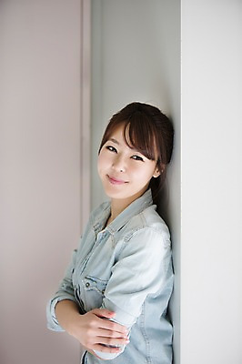 포토 JPG 우먼라이프 라이프스타일 여자 장난 모션 실내 한명 서기 미소 사람 동양인 상반신 20대 성인 옆모습 팔짱 한국인 숨기 청년만 청년여자만 청년여자한명만 성인여자한명만 국내포토 1 뷰포인트 표정 인종 청년 내부 생활 여자만 여자한명만 성인여자만 성인만 파일형식