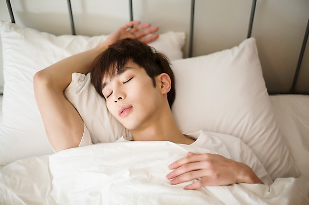 포토 JPG 라이프스타일 남자 맨라이프 베개 모션 휴식 실내 한명 사람 동양인 손짓 상반신 20대 성인 앞모습 눕기 눈감음 침실 이불 한국인 침대 잠 안식처 청년만 청년남자만 청년남자한명만 성인남자한명만 국내포토 1 뷰포인트 가구 컨셉 침구 인종 청년 내부 생활 남자만 남자한명만 성인남자만 성인만 파일형식
