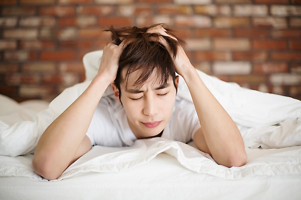 포토 JPG 라이프스타일 남자 엎드리기 맨라이프 베개 모션 스트레스 실내 한명 사람 동양인 손짓 상반신 20대 성인 앞모습 눈감음 침실 이불 한국인 짜증 침대 잠 청년만 청년남자만 청년남자한명만 성인남자한명만 국내포토 1 감정 뷰포인트 가구 침구 인종 청년 내부 생활 남자만 남자한명만 성인남자만 성인만 파일형식