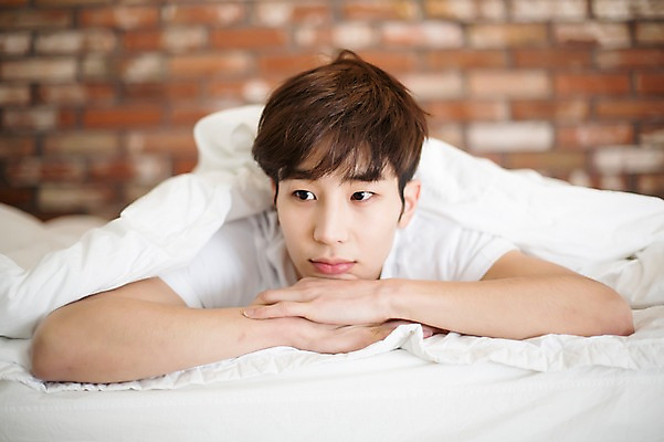 포토 JPG 라이프스타일 응시 남자 엎드리기 맨라이프 모션 휴식 실내 한명 사람 동양인 상반신 20대 성인 앞모습 침실 한국인 침대 청년만 청년남자만 청년남자한명만 성인남자한명만 국내포토 1 시선 뷰포인트 가구 컨셉 인종 청년 내부 생활 남자만 남자한명만 성인남자만 성인만 파일형식