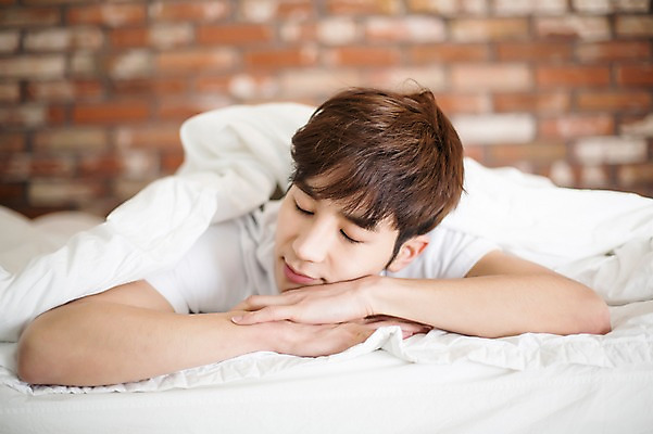 포토 JPG 라이프스타일 남자 엎드리기 맨라이프 베개 모션 휴식 실내 한명 미소 사람 동양인 손짓 상반신 20대 성인 앞모습 눈감음 침실 이불 한국인 침대 잠 청년만 청년남자만 청년남자한명만 성인남자한명만 국내포토 1 뷰포인트 가구 컨셉 침구 표정 인종 청년 내부 생활 남자만 남자한명만 성인남자만 성인만 파일형식