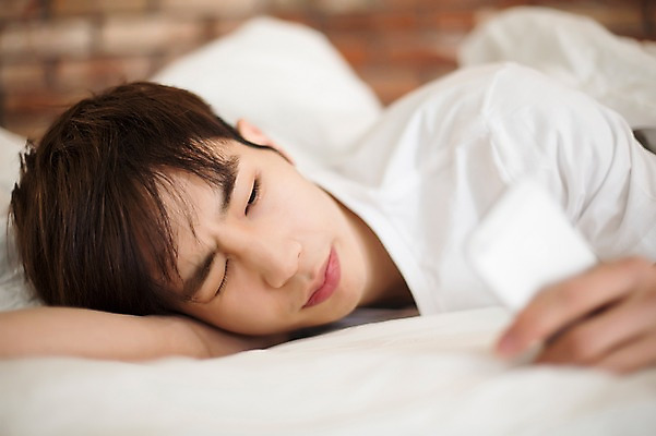 포토 JPG 라이프스타일 남자 엎드리기 맨라이프 모션 휴식 실내 한명 들기 사람 동양인 상반신 20대 성인 앞모습 눈감음 침실 한국인 침대 잠 찡그림 청년만 청년남자만 청년남자한명만 성인남자한명만 국내포토 1 뷰포인트 가구 컨셉 표정 인종 청년 내부 생활 남자만 남자한명만 성인남자만 성인만 파일형식