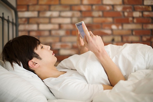 포토 JPG 라이프스타일 응시 남자 맨라이프 베개 모션 휴식 실내 한명 들기 사람 동양인 상반신 20대 성인 옆모습 태블릿 눕기 침실 이불 한국인 침대 웹서핑 안식처 청년만 청년남자만 청년남자한명만 성인남자한명만 국내포토 1 시선 뷰포인트 가구 컨셉 침구 인종 청년 내부 생활 전자제품 스마트기기 남자만 남자한명만 성인남자만 성인만 파일형식