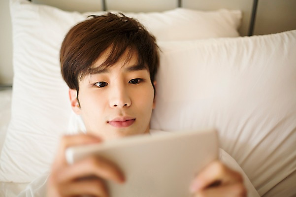 포토 JPG 라이프스타일 응시 남자 맨라이프 베개 모션 휴식 실내 한명 들기 사람 동양인 상반신 20대 성인 앞모습 태블릿 눕기 침실 한국인 침대 웹서핑 청년만 청년남자만 청년남자한명만 성인남자한명만 국내포토 1 시선 뷰포인트 가구 컨셉 침구 인종 청년 내부 생활 전자제품 스마트기기 남자만 남자한명만 성인남자만 성인만 파일형식