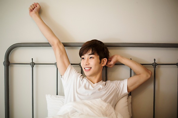 포토 JPG 라이프스타일 남자 맨라이프 모션 아침 휴식 실내 한명 미소 사람 앉기 동양인 손짓 상반신 20대 성인 앞모습 기댐 침실 한국인 침대 기지개 청년만 청년남자만 청년남자한명만 성인남자한명만 국내포토 주간 1 뷰포인트 가구 컨셉 표정 인종 청년 내부 생활 남자만 남자한명만 성인남자만 성인만 파일형식
