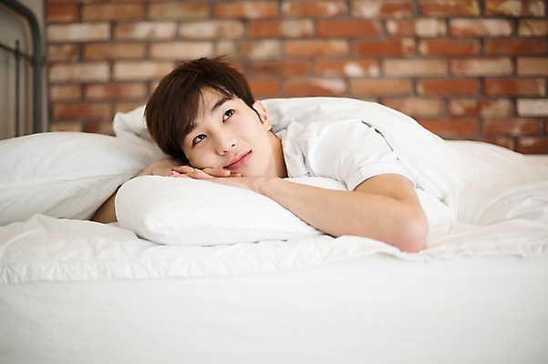 포토 JPG 라이프스타일 응시 남자 엎드리기 맨라이프 베개 모션 휴식 실내 한명 미소 사람 동양인 상반신 20대 성인 앞모습 침실 이불 한국인 침대 청년만 청년남자만 청년남자한명만 성인남자한명만 국내포토 1 시선 뷰포인트 가구 컨셉 침구 표정 인종 청년 내부 생활 남자만 남자한명만 성인남자만 성인만 파일형식