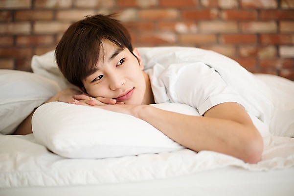 포토 JPG 라이프스타일 응시 남자 엎드리기 맨라이프 베개 모션 휴식 실내 한명 미소 사람 동양인 상반신 20대 성인 앞모습 침실 이불 한국인 침대 청년만 청년남자만 청년남자한명만 성인남자한명만 국내포토 1 시선 뷰포인트 가구 컨셉 침구 표정 인종 청년 내부 생활 남자만 남자한명만 성인남자만 성인만 파일형식