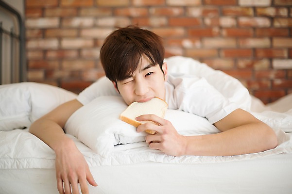 포토 JPG 라이프스타일 남자 엎드리기 맨라이프 모션 휴식 실내 한명 들기 사람 동양인 상반신 20대 성인 앞모습 침실 한국인 침대 먹기 식빵 청년만 청년남자만 청년남자한명만 성인남자한명만 국내포토 1 빵 뷰포인트 가구 컨셉 인종 청년 내부 생활 남자만 남자한명만 성인남자만 성인만 파일형식