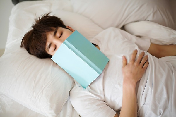 포토 JPG 라이프스타일 남자 맨라이프 베개 모션 휴식 실내 한명 미소 사람 동양인 상반신 20대 성인 앞모습 책 눕기 눈감음 침실 이불 한국인 침대 잠 덮기 청년만 청년남자만 청년남자한명만 성인남자한명만 국내포토 1 뷰포인트 가구 컨셉 침구 표정 인종 청년 내부 생활 남자만 남자한명만 성인남자만 성인만 파일형식