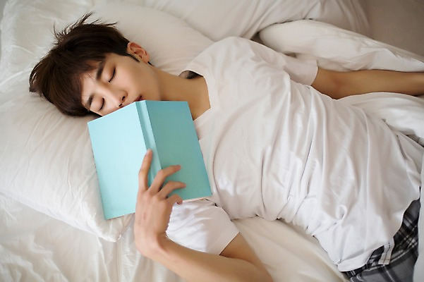 포토 JPG 라이프스타일 남자 맨라이프 베개 모션 휴식 실내 한명 들기 사람 동양인 상반신 20대 성인 앞모습 책 눕기 눈감음 침실 이불 한국인 침대 잠 안식처 청년만 청년남자만 청년남자한명만 성인남자한명만 국내포토 1 뷰포인트 가구 컨셉 침구 인종 청년 내부 생활 남자만 남자한명만 성인남자만 성인만 파일형식