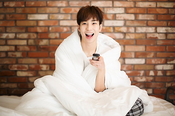 포토 JPG 라이프스타일 남자 맨라이프 모션 휴식 실내 한명 미소 들기 사람 앉기 동양인 상반신 20대 성인 앞모습 침실 이불 한국인 침대 리모컨 청년만 청년남자만 청년남자한명만 성인남자한명만 국내포토 1 뷰포인트 가구 컨셉 침구 표정 인종 청년 내부 생활 남자만 남자한명만 성인남자만 성인만 파일형식