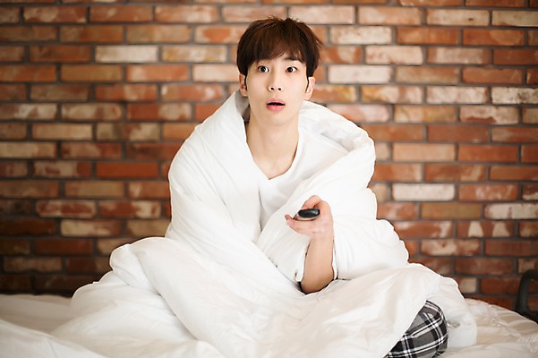 포토 JPG 라이프스타일 응시 남자 맨라이프 모션 휴식 실내 한명 들기 사람 앉기 동양인 상반신 20대 성인 앞모습 침실 이불 한국인 침대 리모컨 덮기 청년만 청년남자만 청년남자한명만 성인남자한명만 국내포토 1 시선 뷰포인트 가구 컨셉 침구 인종 청년 내부 생활 남자만 남자한명만 성인남자만 성인만 파일형식