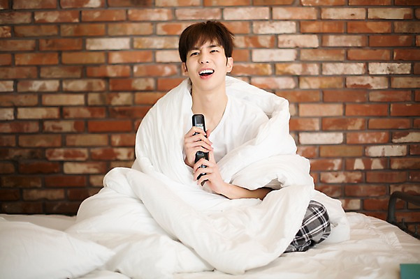 포토 JPG 라이프스타일 남자 맨라이프 모션 휴식 실내 한명 들기 사람 앉기 동양인 상반신 20대 성인 앞모습 침실 이불 한국인 침대 리모컨 청년만 청년남자만 청년남자한명만 성인남자한명만 국내포토 1 뷰포인트 가구 컨셉 침구 인종 청년 내부 생활 남자만 남자한명만 성인남자만 성인만 파일형식