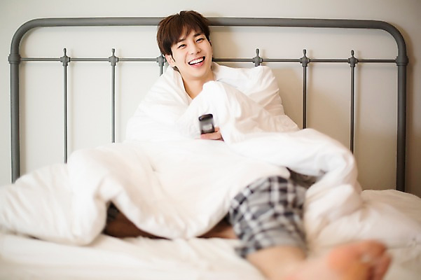 포토 JPG 전신 라이프스타일 남자 맨라이프 모션 휴식 실내 한명 미소 들기 사람 앉기 동양인 20대 성인 앞모습 기댐 침실 이불 한국인 침대 리모컨 청년만 청년남자만 청년남자한명만 성인남자한명만 국내포토 1 뷰포인트 가구 컨셉 침구 표정 인종 청년 내부 생활 남자만 남자한명만 성인남자만 성인만 파일형식