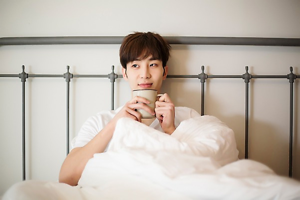 포토 JPG 라이프스타일 남자 커피 맨라이프 모션 티타임 휴식 실내 한명 미소 들기 사람 앉기 동양인 상반신 20대 성인 앞모습 컵 기댐 침실 이불 한국인 침대 청년만 청년남자만 청년남자한명만 성인남자한명만 국내포토 1 식기 음료 뷰포인트 가구 컨셉 침구 표정 인종 청년 내부 생활 남자만 남자한명만 성인남자만 성인만 파일형식
