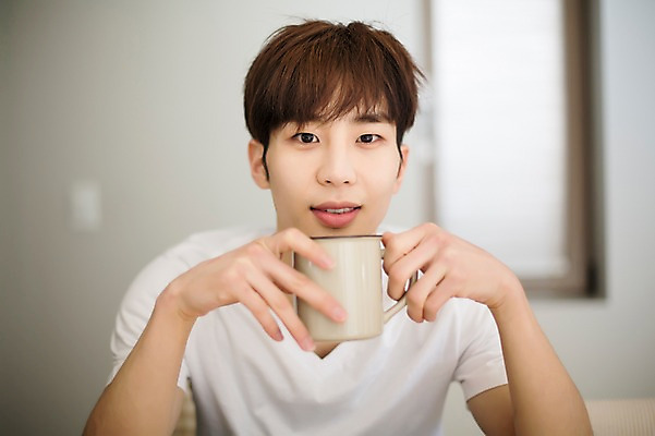 포토 JPG 라이프스타일 남자 커피 맨라이프 모션 휴식 실내 한명 미소 들기 사람 앉기 동양인 상반신 20대 성인 앞모습 컵 한국인 모닝커피 청년만 청년남자만 청년남자한명만 성인남자한명만 국내포토 1 식기 음료 뷰포인트 컨셉 표정 인종 청년 내부 생활 남자만 남자한명만 성인남자만 성인만 파일형식